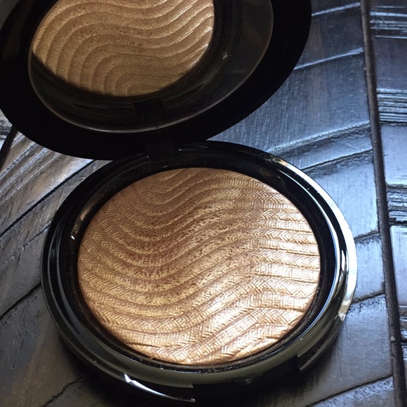 Makeup Forever Highlighter in Gold